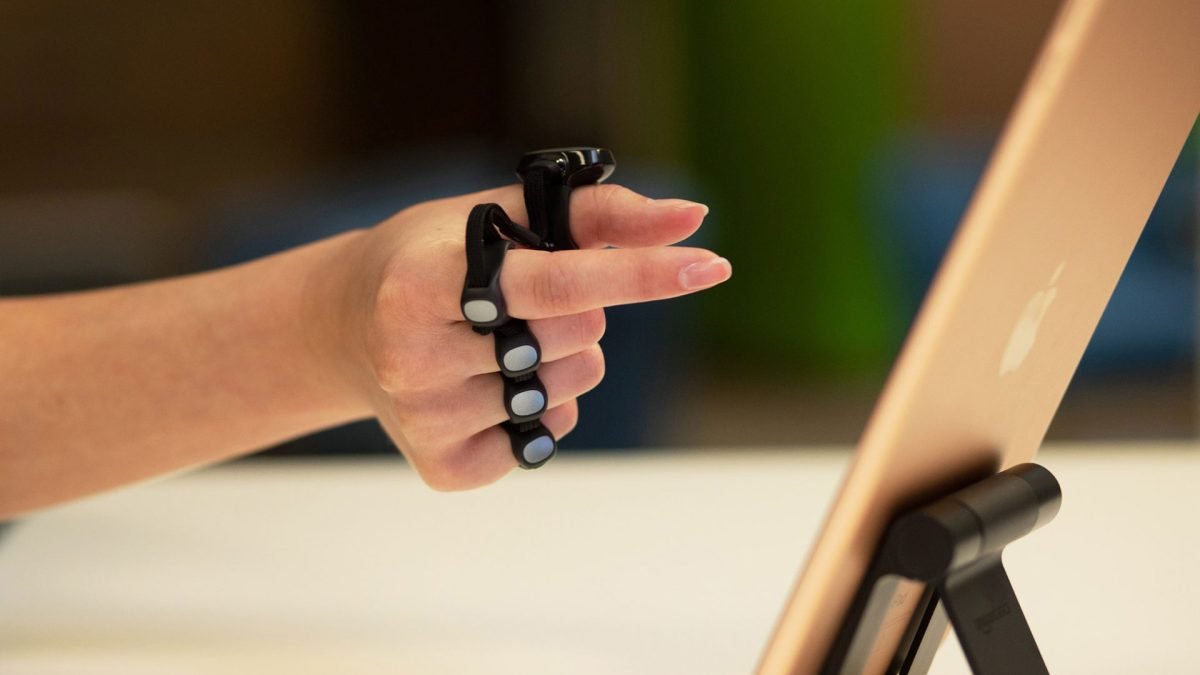 Wearable-keyboard-for-typing-in-virtual-reality-01
